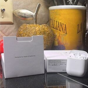 Apple White Wireless Earbuds